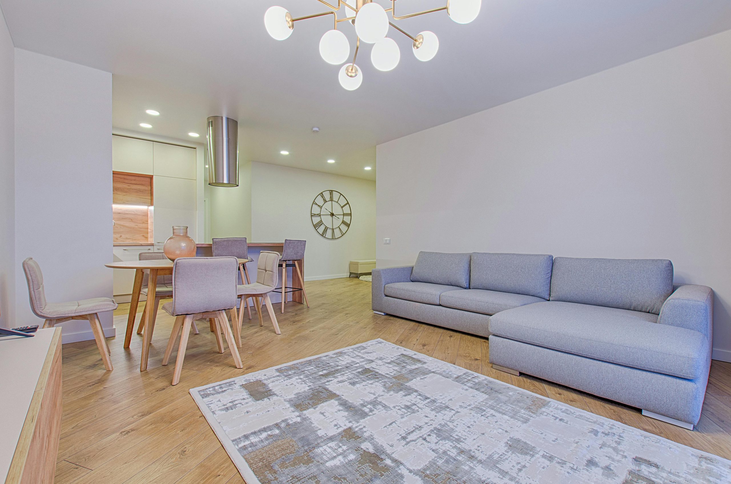 Vinil na klik v svetli dnevni sobi – Eco Wood